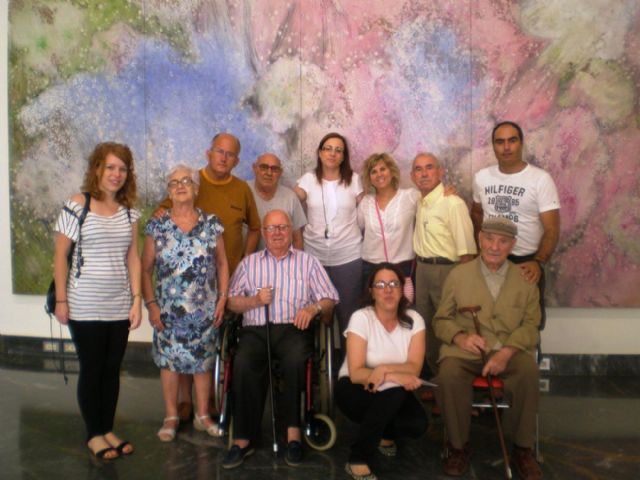 Los mayores del centro de día de El Algar conocieron la obra de Gabarrón - 2, Foto 2