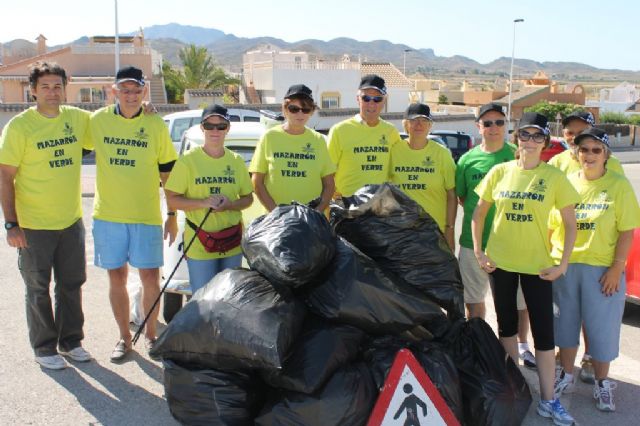 Los participantes de la jornada de limpieza municipal recogen media tonelada de basura, Foto 2