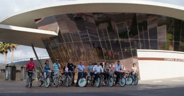 Profesores de informtica de toda europa visitan ElPozo en bicicleta, Foto 1