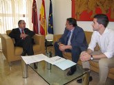 Manuel Campos, consejero de Presidencia, recibe al alcalde de Villanueva del Ro Segura