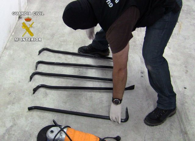 La Guardia Civil desmantela una organización criminal dedicada a cometer robos en establecimientos públicos - 1, Foto 1