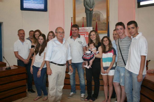 Entrega de cheques beneficos por el musical Annie en Alcantarilla - 2, Foto 2