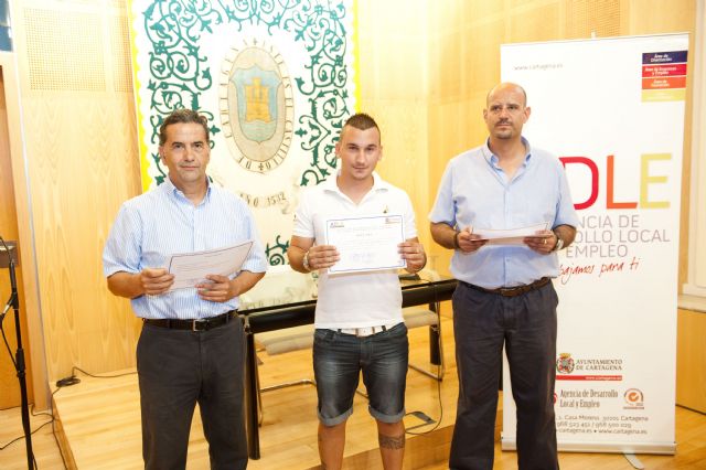 Entregados los diplomas de los cursos de Celador Sanitario e Iniciación al Buceo Deportivo de la ADLE - 1, Foto 1