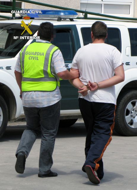 Detenido por segunda vez un individuo que simulaba ser guardia civil para cometer estafas en establecimientos, Foto 1