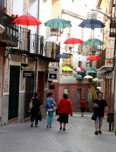 Cerca de 500 paraguas de colores componen la decoración de verano de la calle Mayor - 1, Foto 1