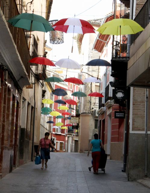 Cerca de 500 paraguas de colores componen la decoración de verano de la calle Mayor - 2, Foto 2