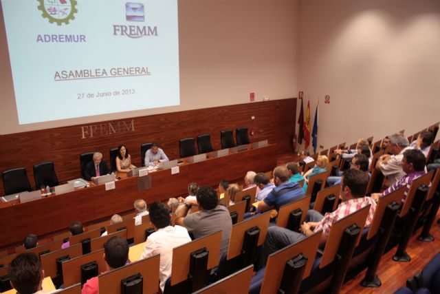 La jefa provincial de Tráfico entrega a desguaces y Card de ADREMUR, en FREMM, un distintivo para diferenciarse de los comercios en economía sumergida - 1, Foto 1