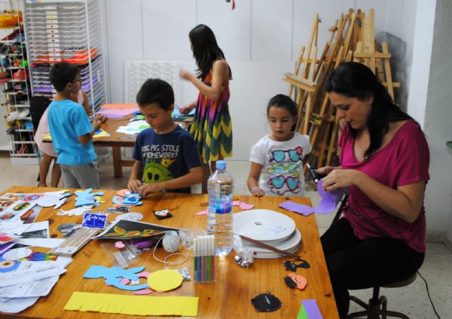 Los niños torreños se divierten en los talleres de manualidades de verano - 1, Foto 1