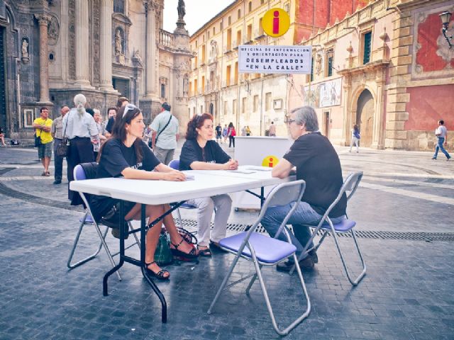 Los trabajadores del programa OPEA informan en la calle de la supresión del principal programa de orientación laboral de la Región - 2, Foto 2