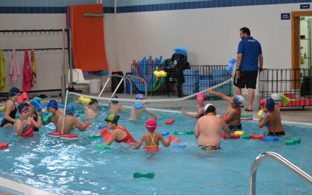 Un centenar de jóvenes participan en el Festival Escolar de Natación organizado por la Concejalía de Deportes - 1, Foto 1