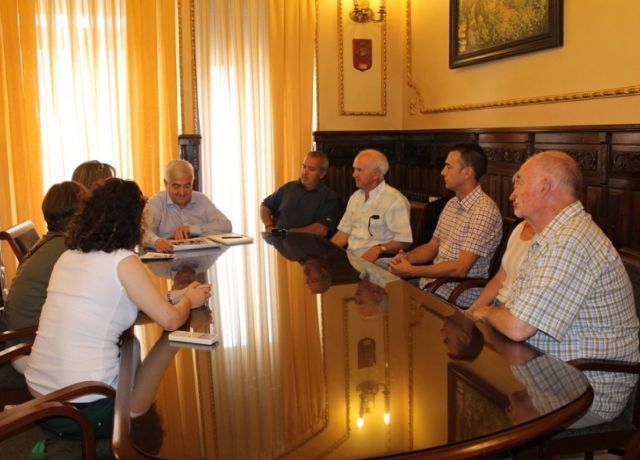 Alcalde y Concejal de Pedanías se reúnen con vecinos y vecinas de la Torre del Rico - 1, Foto 1