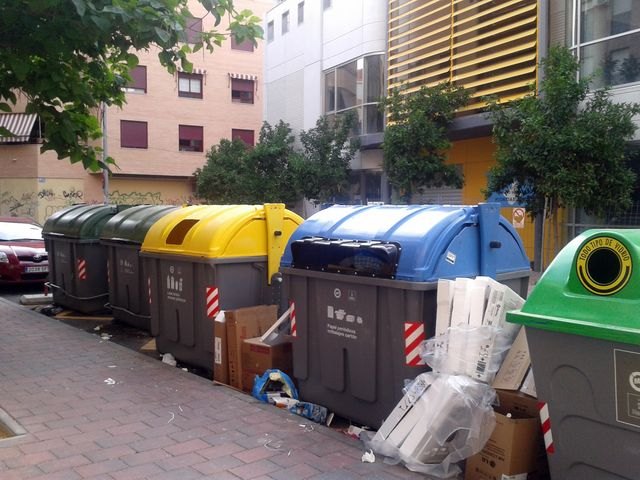 Vecinos de El Carmen siguen mostrando su malestar ante la degradación y falta de limpieza que sufre el barrio - 2, Foto 2