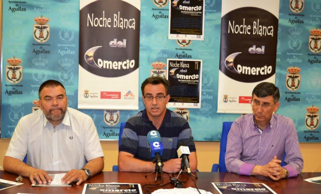 Flores blancas y velas engalanan la Noche blanca del comercio - 2, Foto 2