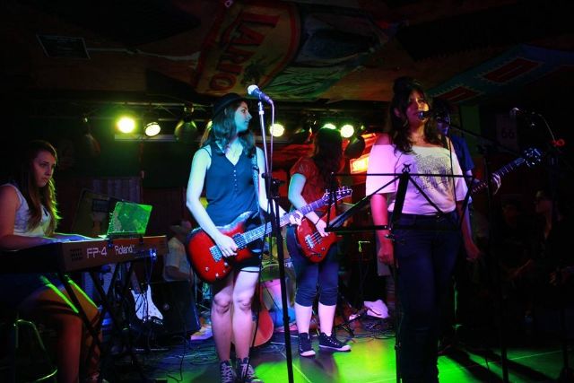 Fin de curso del IES Los Molinos a ritmo de rock - 1, Foto 1