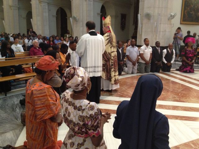 Mons. Lorca Planes celebra la Eucaristía con cientos de africanos residentes en la Región - 2, Foto 2