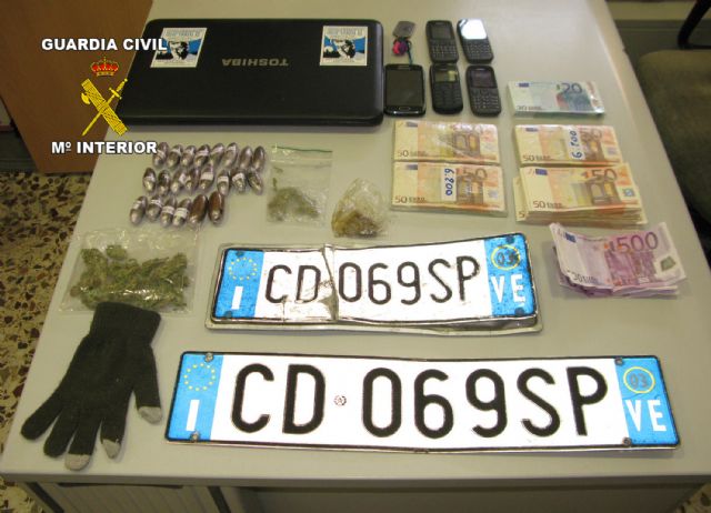 Operación TIRALÍNEAS II. La Guardia Civil sorprende a un traficante con hachís, marihuana y más de 28.000 euros en efectivo, Foto 2