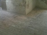 El pavimento de los soportales de la Catedral recupera su color original