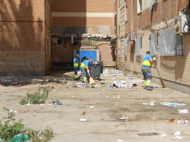 Intensifican la limpieza en los bloques de la calle Santa Rita - 1, Foto 1