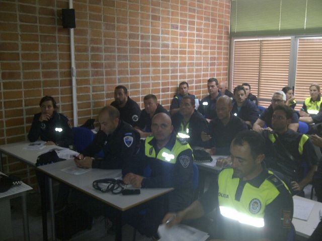 Un cabo de la Unidad Canina de la Policía Local de Totana participa como monitor en el I Curso de Guías Caninos de Perros Detectores de Drogas - 2, Foto 2