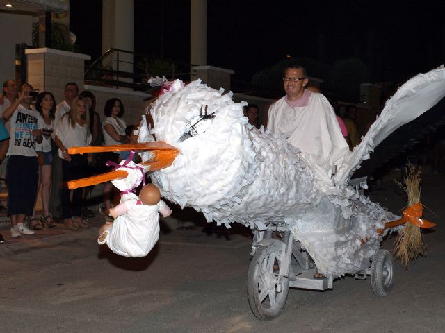 La caza del cerdo en el barro y la carrera de autos locos irrumpen en las fiestas de Los Torraos - 1, Foto 1
