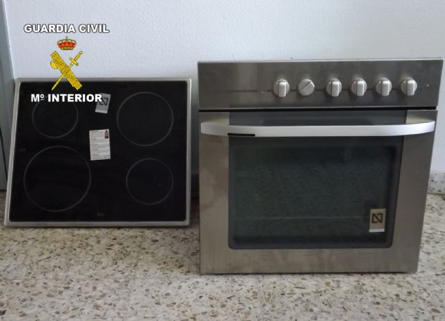 La Guardia Civil detiene a dos personas relacionadas con ms de una decena de robos en Alhama de Murcia, Foto 1