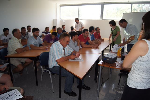 Se inauguran los cursos de capacitación para tratamientos con plaguicidas fitosanitarios y prevención riesgos laborales manejo seguro del tractor - 4, Foto 4