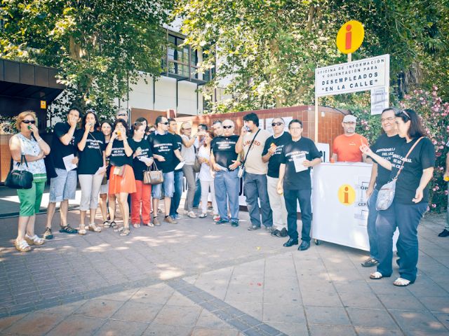Los trabajadores de OPEA protestan ante la sede del SEF por la supresión del principal programa de orientación laboral de la Región - 1, Foto 1
