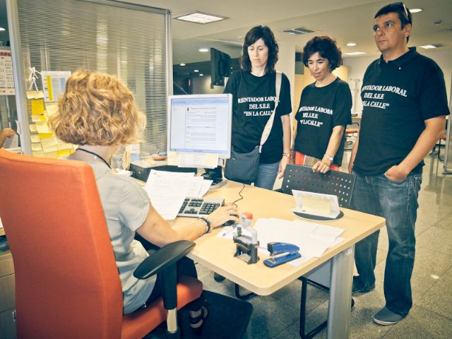 Los trabajadores de OPEA protestan ante la sede del SEF por la supresión del principal programa de orientación laboral de la Región - 2, Foto 2