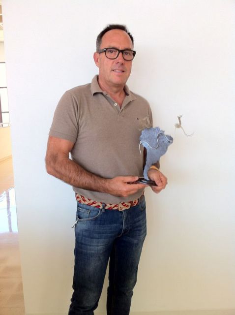 Fernando Saénz de Elorrieta entrega a la organización del festival La Mar de Músicas la pieza con la que se premiará a Susana Baca, - 1, Foto 1