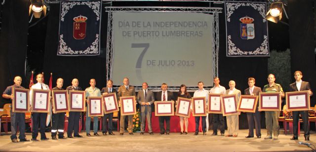 Distinciones a ciudadanos, colectivos y entidades que trabajaron y se involucraron de forma especial en la riada de septiembre con motivo del Día de la Independencia - 1, Foto 1