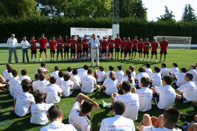 Un centenar de alumnos participa esta semana en el  I Campus de Fútbol 'Javier Miñano' - 1, Foto 1