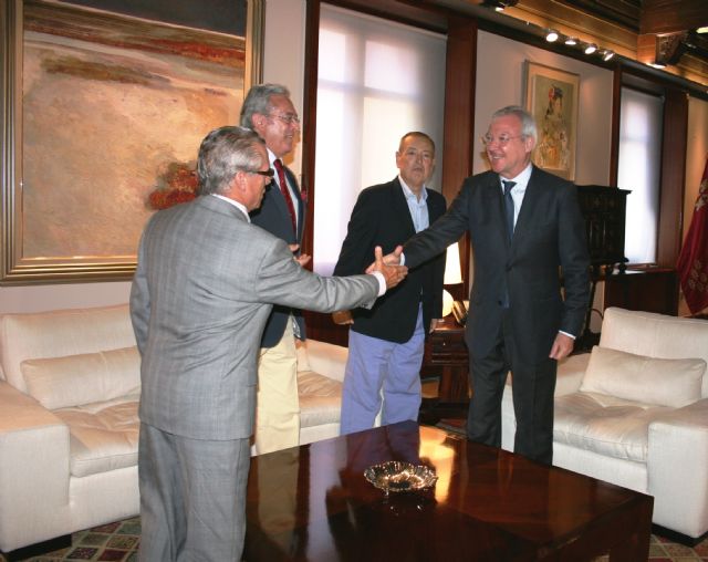 Ramón Luis Valcárcel recibe al presidente del Club Taurino de Murcia, - 2, Foto 2