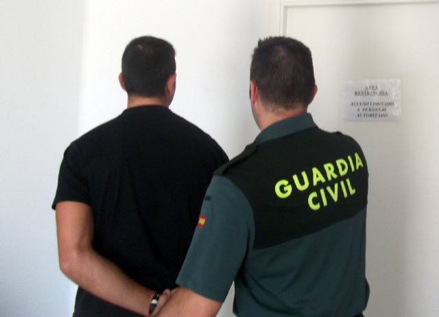 La Guardia Civil detiene a los tres integrantes de una banda juvenil dedicada a cometer robos con violencia en Mula - 4, Foto 4