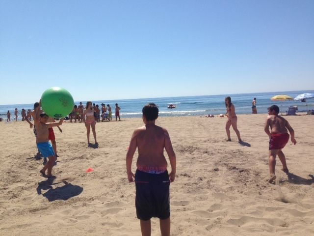 Los 150 alumnos del EVAFO disfrutan de senderismo, juegos y deportes alternativos en la playa de Calarreona - 1, Foto 1