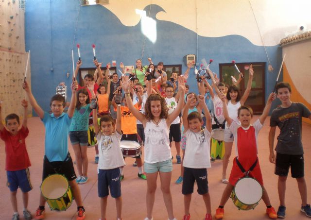 La concejalía de Juventud y la asociación Deitania imparten un taller de batukada y samba - 1, Foto 1