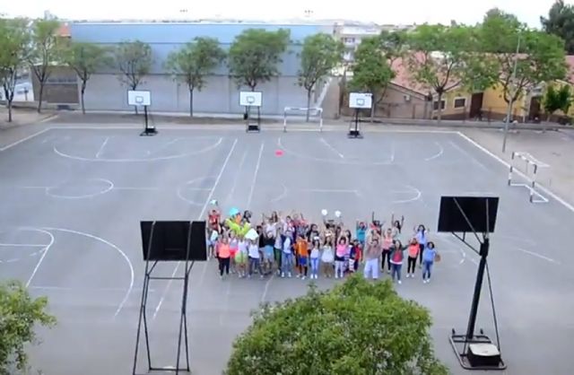 Los alumnos del IES Salvador Sandoval torreño se gradúan a ritmo de lipdub - 1, Foto 1