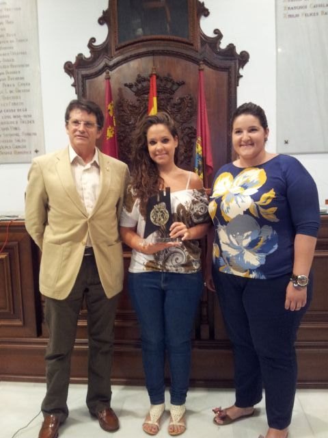 El Alcalde recibe a la artista lorquina Verónica Lozano, ganadora de la última edición del concurso televisivo de canción española A tu vera - 2, Foto 2
