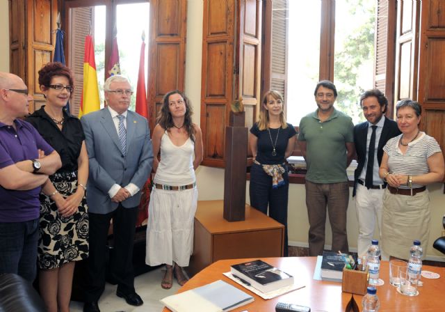 La artista Sofía Tornero dona una escultura a la Universidad de Murcia - 1, Foto 1