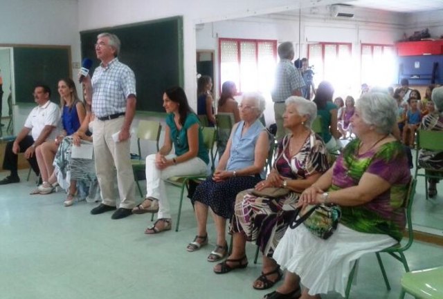 Los usuarios del Centro de Mayores de San Javier celebran una Jornada Intergeneracional - 1, Foto 1