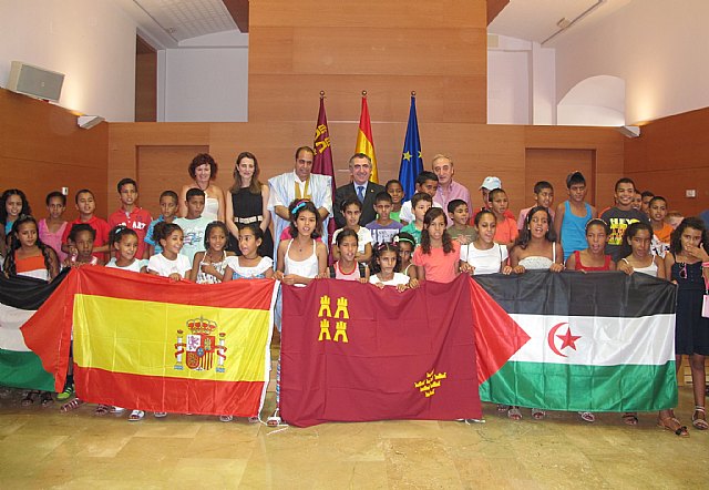 Campos destaca la solidaridad de las familias murcianas con los niños saharauis 
