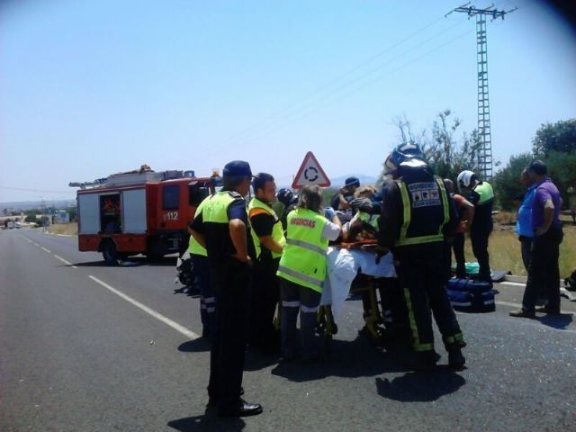 Efectivos de la Policía Local y Protección Civil asisten a la persona herida en el accidente de tráfico registrado en la Circunvalación Norte - 1, Foto 1