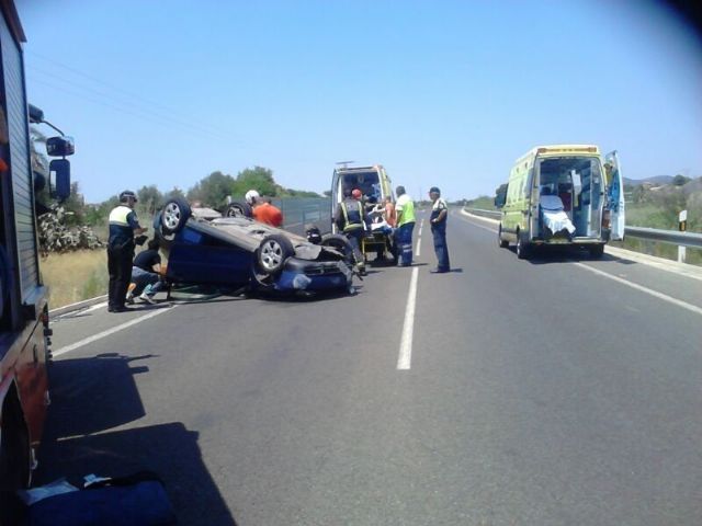 Effective Local Police and Civil Protection attending the injured in traffic accident recorded in the North Ring, Foto 2