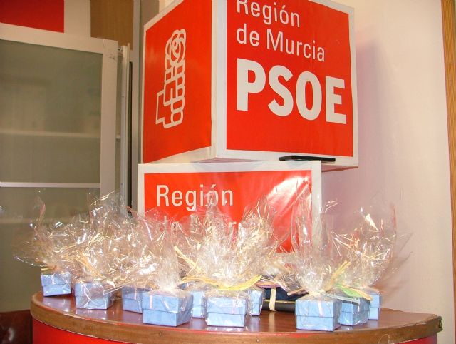 Reconocimiento en la Casa del Pueblo a las afiliados y simpatizantes del PSOE que han colaborado en los talleres de lectura e ingles, Foto 1