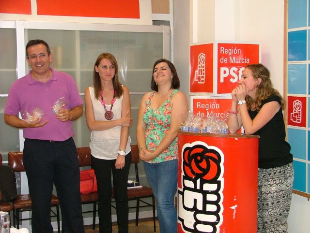 Reconocimiento en la Casa del Pueblo a las afiliados y simpatizantes del PSOE que han colaborado en los talleres de lectura e ingles, Foto 3