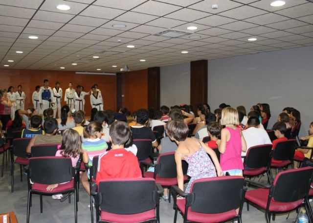 Más de sesenta niños y niñas de las ludotecas de verano asisten a una exhibición de Taekwondo - 2, Foto 2