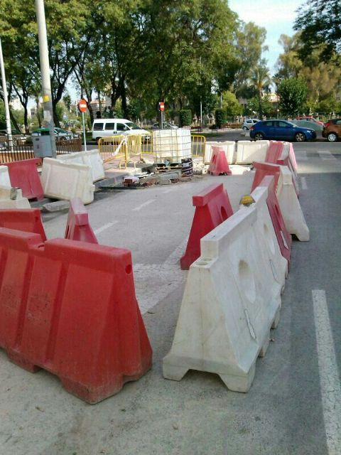 El Grupo Socialista denuncia que unas obras en las aceras de la Avenida Infante Don Juan Manuel llevan paralizadas más de un mes - 1, Foto 1