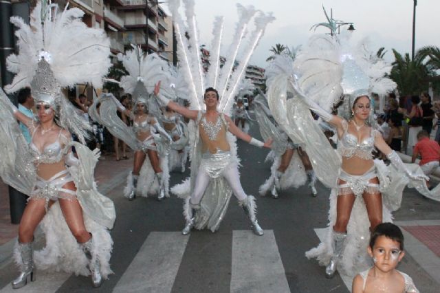 Miles de personas se deleitan con el fantstico desfile del carnaval de verano - 1
