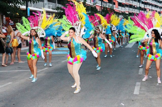 Miles de personas se deleitan con el fantstico desfile del carnaval de verano - 2
