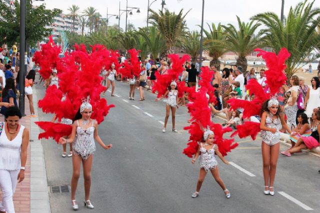 Miles de personas se deleitan con el fantstico desfile del carnaval de verano - 3