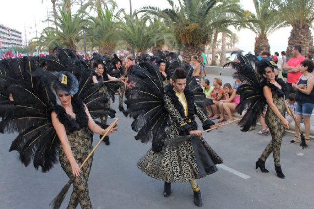 Miles de personas se deleitan con el fantstico desfile del carnaval de verano - 4